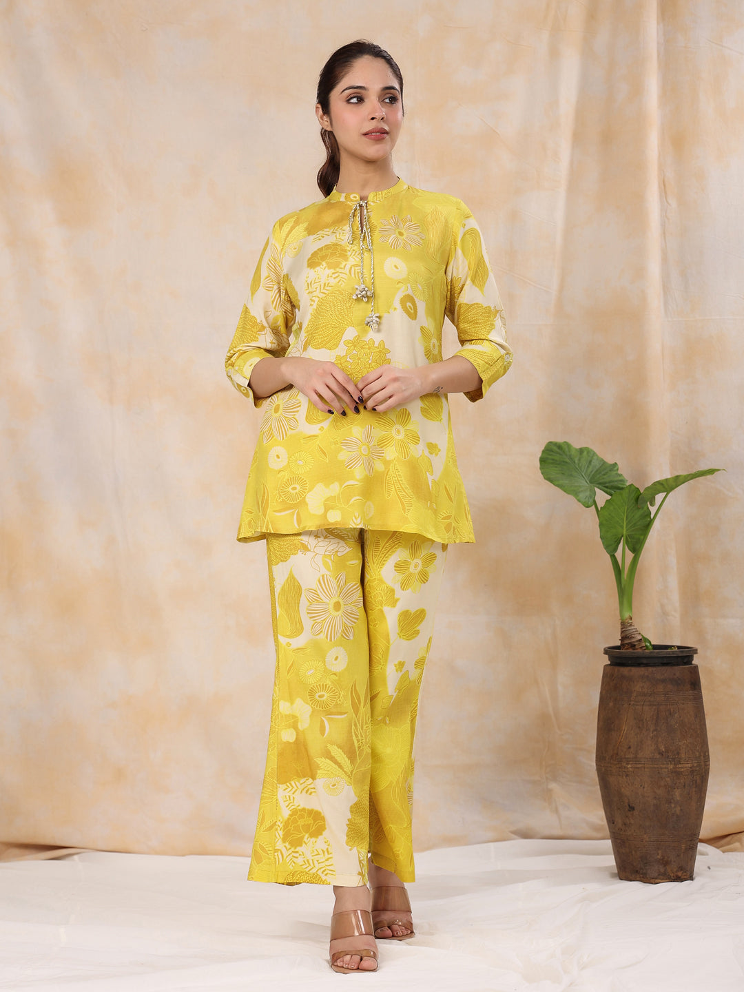 Women' s Floral Printed Silk Blend Straight Kurta with Trousers