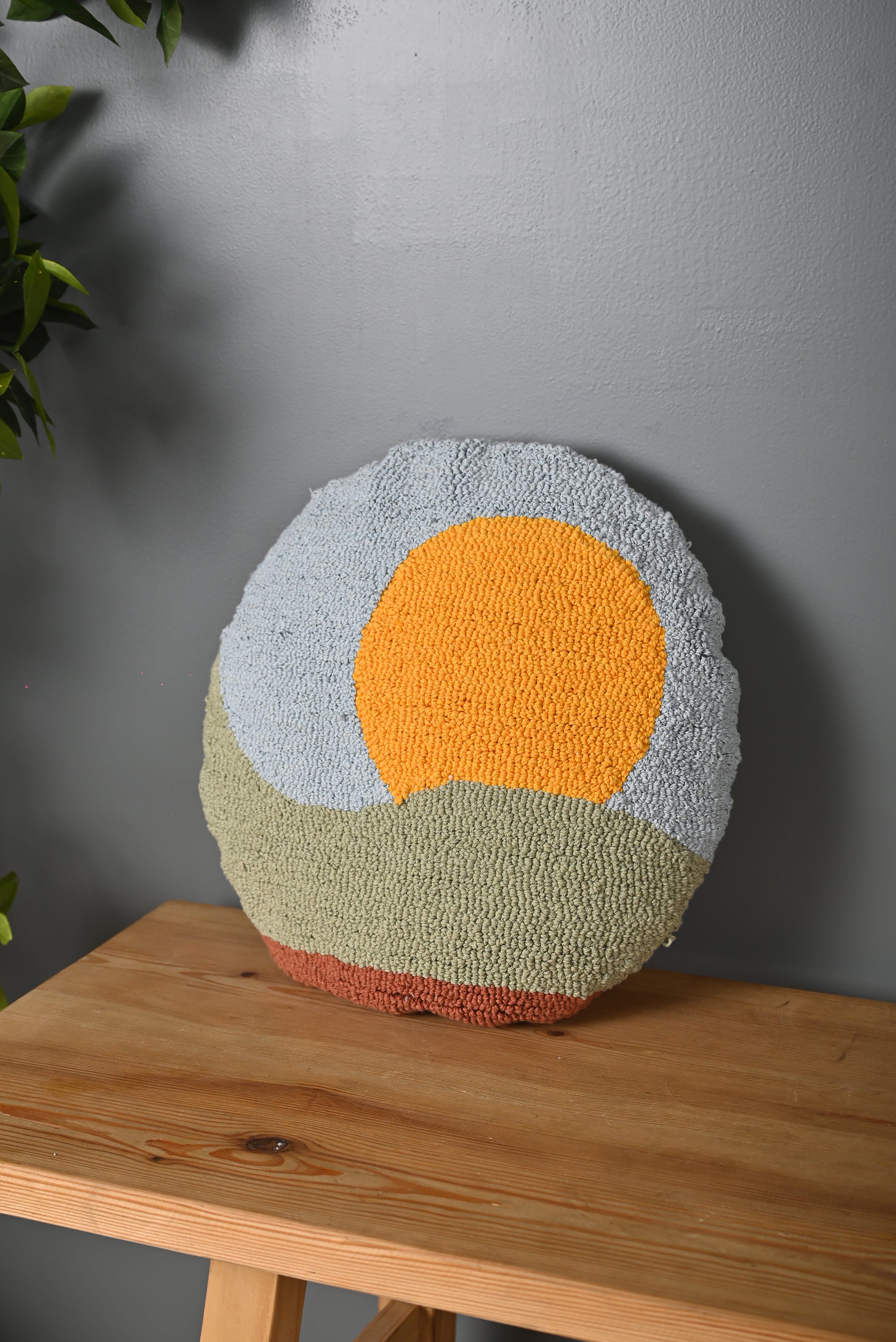 Round Shape Multicolor Truffted Cushion Cover