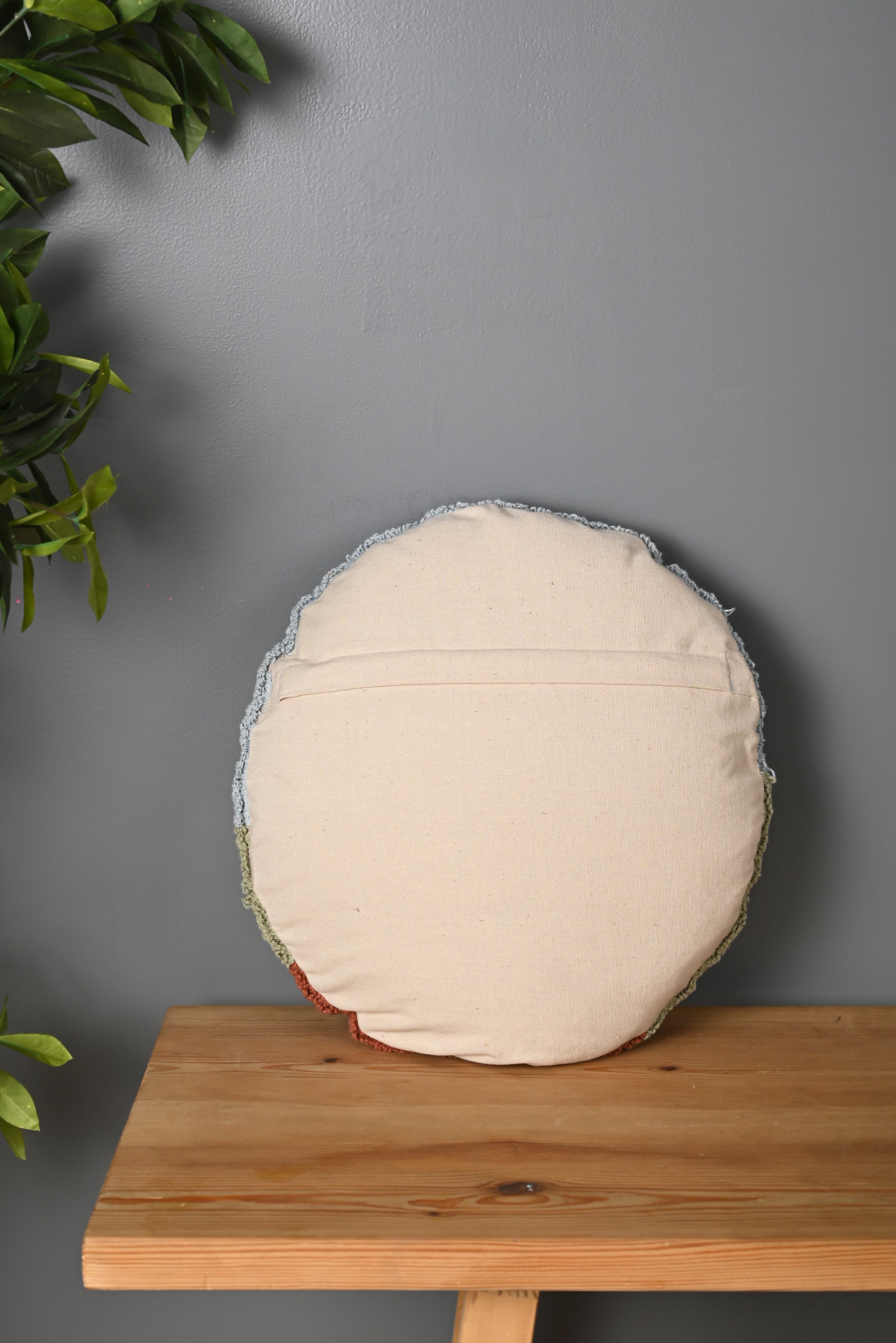 Round Shape Multicolor Truffted Cushion Cover