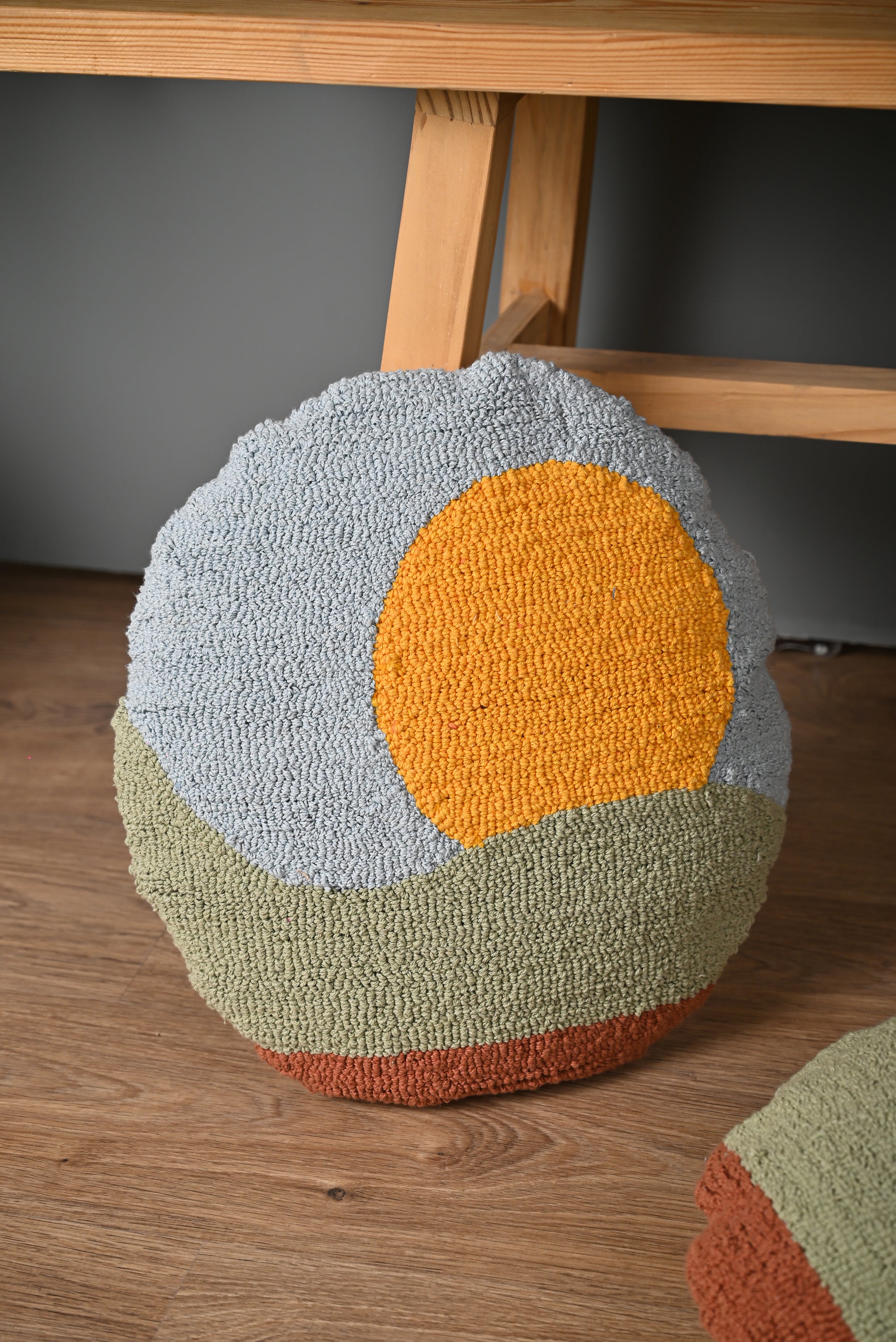 Round Shape Multicolor Truffted Cushion Cover