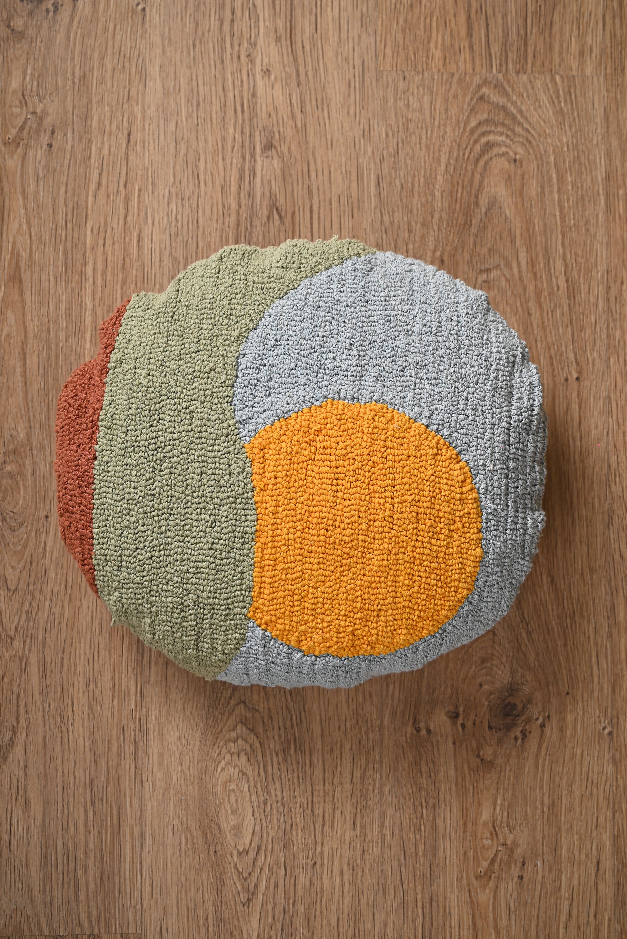 Round Shape Multicolor Truffted Cushion Cover