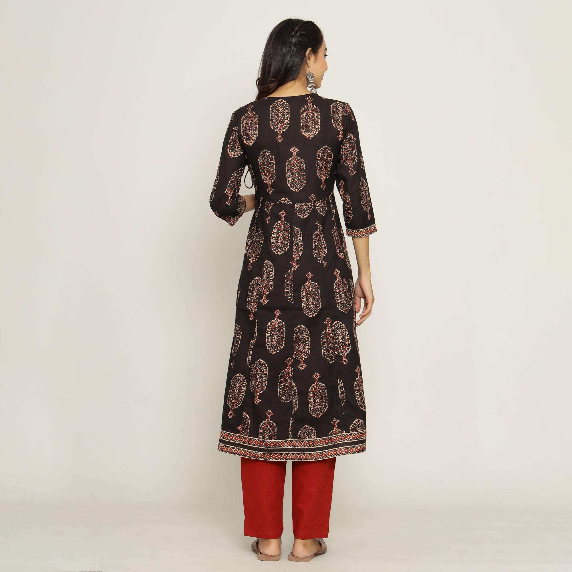 Rang Deep Women Black & Red Cotton Kurti