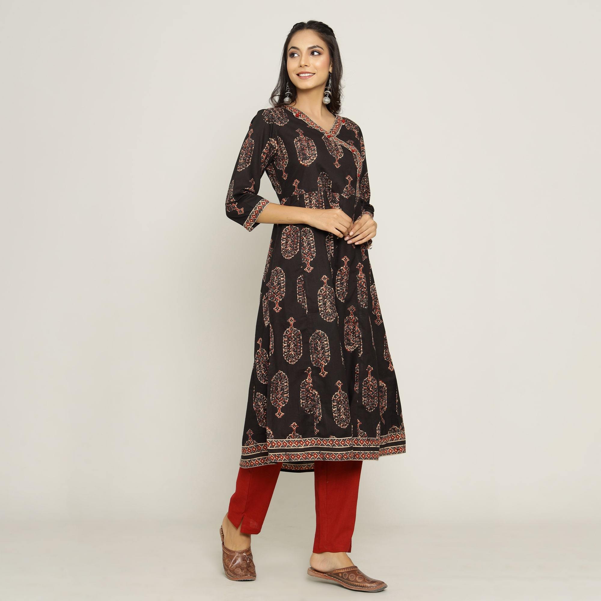 Rang Deep Women Black & Red Cotton Kurti