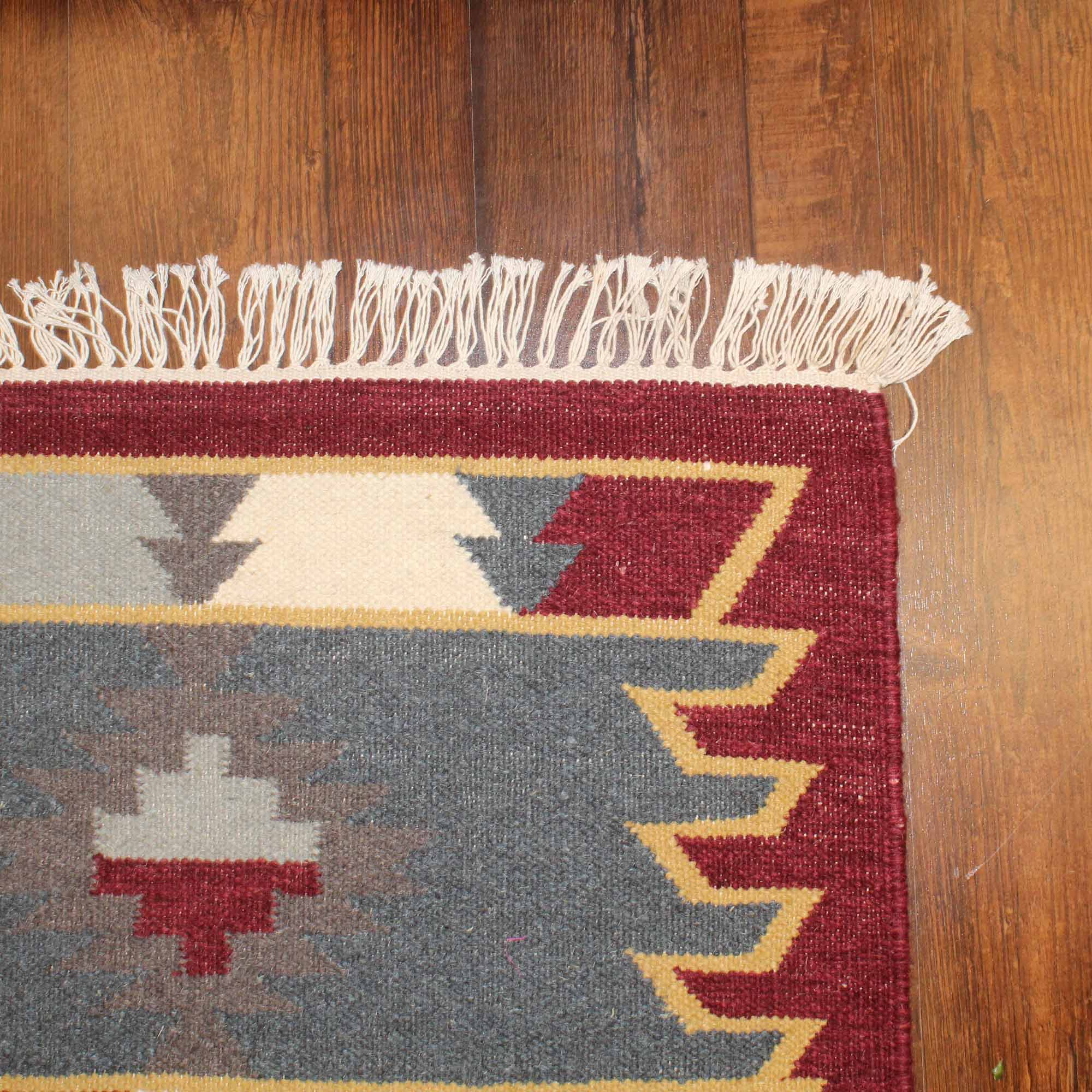 Hand-weaved Jute Multi-color Rug with set of 2 cushions